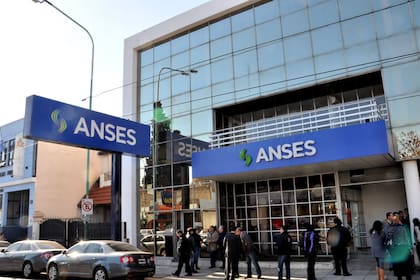 Las prestaciones que abona la Anses este viernes 10 de enero