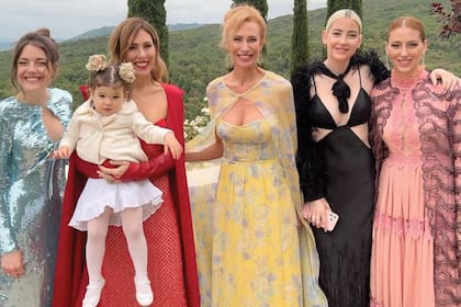 Las primas del novio y su tía Gisela Werthein, elegantísimas en los jardines del Castiglion del Bosco.
