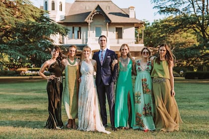 Las primas. Sonia y Emilia Zavaleta, Luli, Eugenio, Bárbara Trotz, Pilar Laprida y Paulina Trotz.