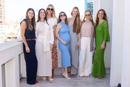 Las primas (y primas políticas), siempre unidas. De izquierda a derecha: Catalina Falappa (novia de Nano Laprida), Sonia Zavaleta, Isabelle Strom (casada con Clemente "Corchito" Zavaleta), Pilar Laprida, Paulina y Bárbara Trotz y Emilia "Mili" Zavaleta.