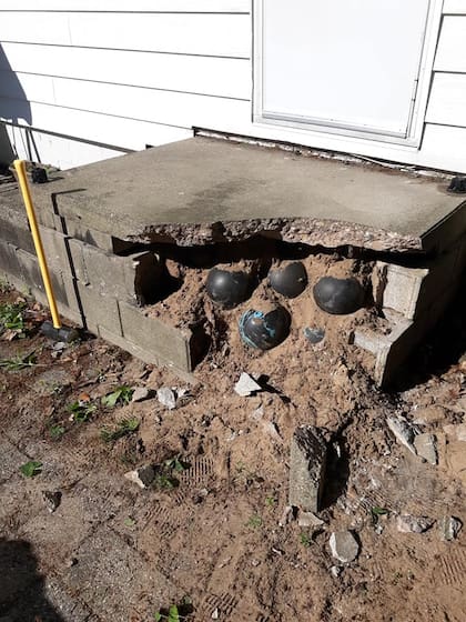 Las primera bolas de Bowling que encontró estaban mezcladas con un material arcilloso, debajo de los escalones de concreto que conformaban la vieja escalera