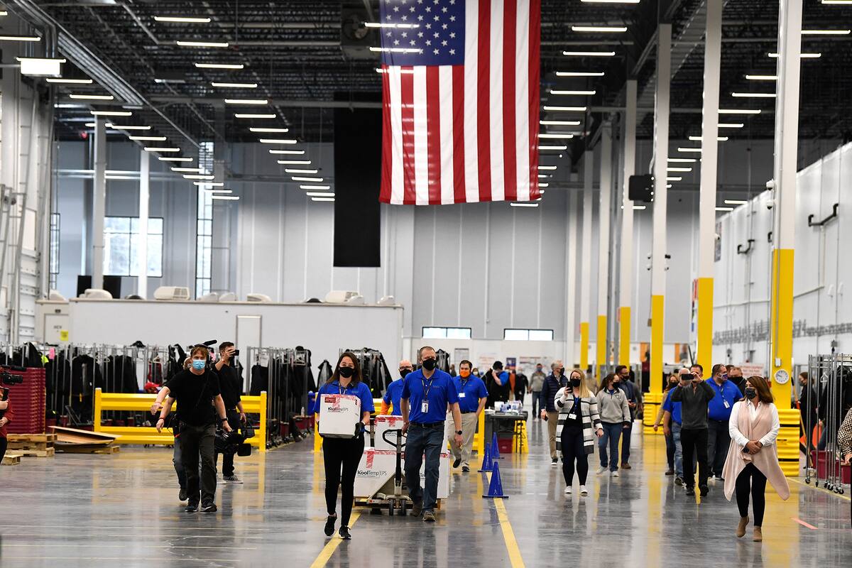 Las primeras cajas de la vacuna Johnson & Johnson contra el Covid-19 se transportan ceremoniosamente a las instalaciones de McKesson en Shepherdsville, Kentucky, el 1 de marzo de 2021