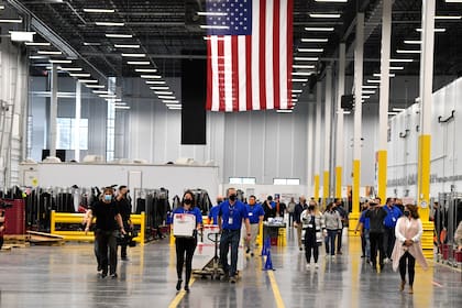 Las primeras cajas de la vacuna Johnson & Johnson contra el Covid-19 se transportaron a las instalaciones de McKesson en Shepherdsville, Kentucky