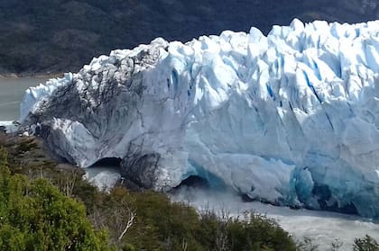Las primeras filtraciones de agua en el dique de hielo fueron verificadas durante la mañana