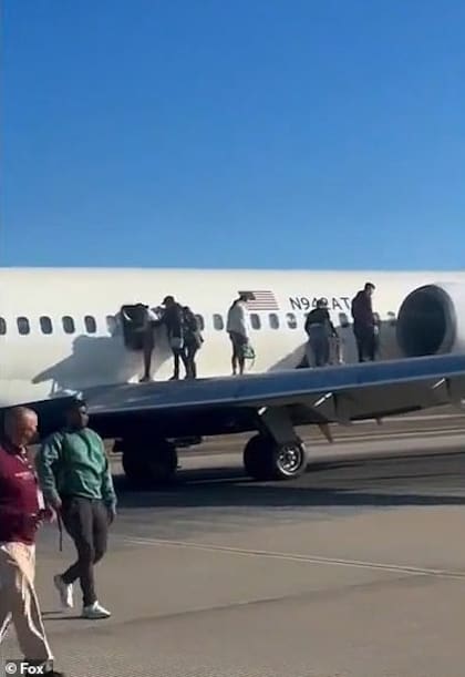 Las primeras fotos de la evacuación mostraron el descenso de los pasajeros por una de las aletas del avión