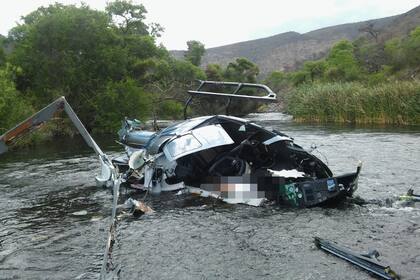 Las primeras fotos tomadas en el lugar del hecho muestran al helicóptero en el que viajaba el banquero destruido, en el agua