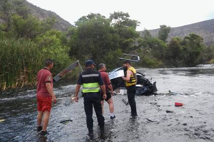 Las primeras fotos tomadas en el lugar del hecho muestran al helicóptero en el que viajaba el banquero destruido, en el agua