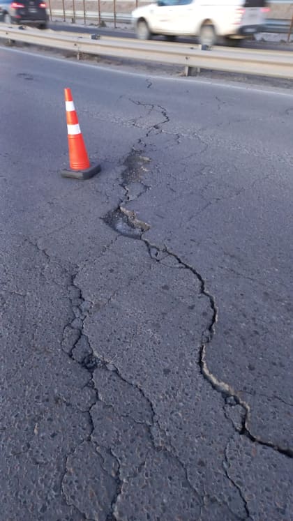Las primeras grietas detectadas sobre la ruta esta semana encendieron el alerta