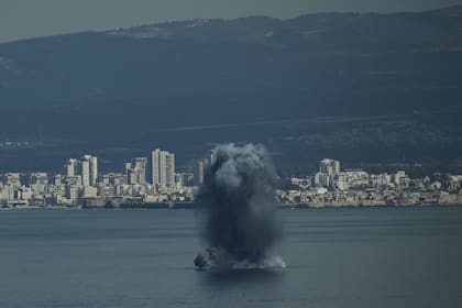 Las primeras imágenes del ataque muestran el impacto de la operación conjunta en distintos puntos de Irán (AP Photo/Leo Correa)