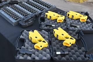 Ya pusieron fecha para comenzar a usar las Taser y sumarán nuevas armas que disparan gas pimienta