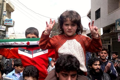 Las primeras protestas, como ésta en Idlib, fueron manifestaciones pacíficas rápidamente reprimidas por el régimen