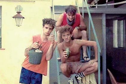 Las primeras reuniones entre Gustavo Cerati, Charly Alberti y Zeta Bosio
fueron en la casa de la familia Alberti, en Núñez. Ensayaban en un cuartito
arriba del garaje