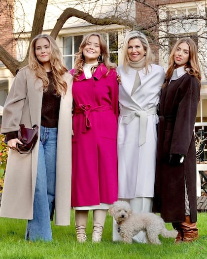 Las princesas Amalia, Ariane y Alexia posaron junto a su madre (Foto: Instagram @koninklijkhuis)