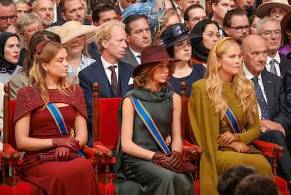 Las princesas Ariane, Alexia y Amalia dijeron presente en el Teatro Real para oír el discurso de su padre (Foto: Instagram @koninklijkhuis)