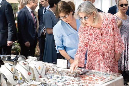 Las princesas Estefanía y Carolina se interesaron mucho por los diferentes puestos en los que vendían perfumes, joyas, cerámica y quesos, entre otros artículos.