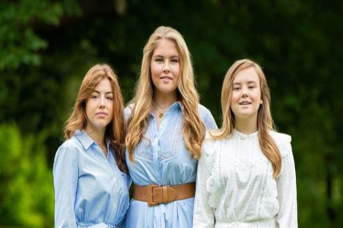 Las princesas hijas de Máxima y Guillermo en el último posado de la familia real antes de las vacaciones de verano. La cadena de Amalia se vislumbra demasiado lejana para saber que dice "Ti amo"
