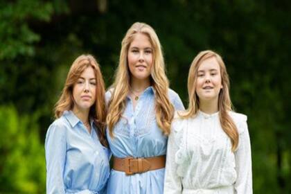 Las princesas hijas de Máxima y Guillermo en el último posado de la familia real antes de las vacaciones de verano. La cadena de Amalia se vislumbra demasiado lejana para saber que dice "Ti amo"