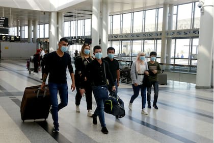 Las principales aerolíneas de Estados Unidos, entre ellas Delta Air Lines y American Airlines, afirman que limpian sus aviones con diferentes niveles de profundidad entre vuelos, y que la limpieza de la aeronave es una prioridad.