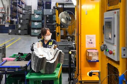 Las principales automotrices, como Ford y Magna, evalúan ajustes en sus operaciones, incluyendo reducción de producción y personal, para mitigar los efectos de los nuevos aranceles