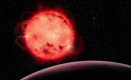 Las principales diferencias entre nuestro Sol y esta enana roja se encuentra en su tamaño y color