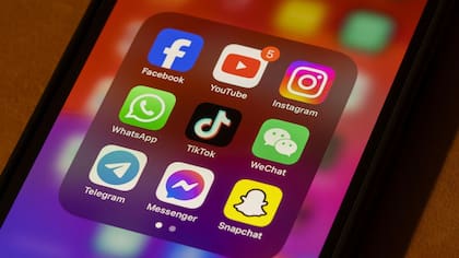 Las principales redes sociales enfrentan una ola de demandas judiciales ante distintos tribunales de EE.UU. que podrían forzarlas a cambiar su manera de operar.