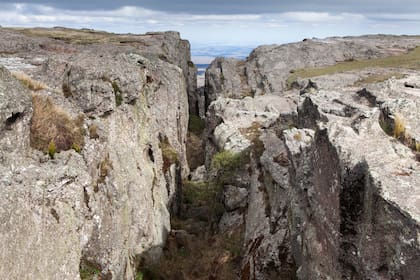 Las profundas grietas son parte de la arquitectura de este laberinto natural en el norte de las Sierras Grandes