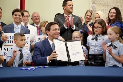 Las prohibiciones de Ron DeSantis han sido criticadas por diversas organizaciones