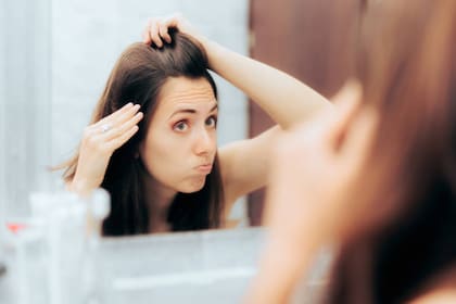 Las propiedades antioxidantes del aceite de ricino ayudan a mantener la salud general del cabello, protegiéndolo contra la caída al reducir el estrés oxidativo