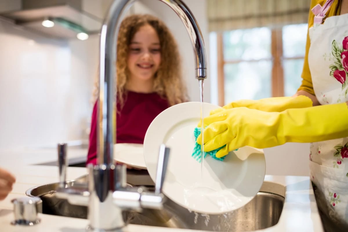 Las propiedades de la sal hacen que sea útil para tareas de limpieza en la cocina