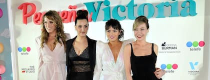 Julieta Díaz junto a sus compañeras de la tira Pequeña Victoria, que salió al aire por Telefe