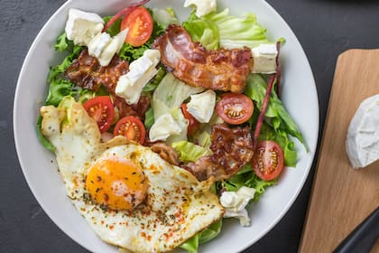 Las proteínas de origen animal se encuentran en los huevos, las carnes, los pescados y los lácteos (imagen ilustrativa)