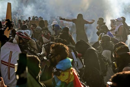 Las protestas continúan en Chile tras más de un mes; anoche hubo más de 300 detenidos