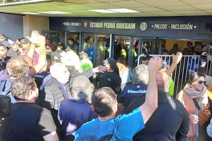 Las protestas contra la dirigencia, luego de otra derrota de San Lorenzo en su estadio
