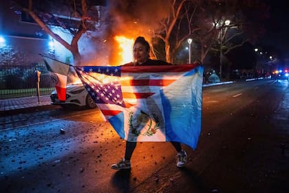 Las protestas de este sábado se dan en un contexto de alta tensión por los enfrentamientos entre autoridades y migrantes en distintos puntos de EE.UU. (AP Foto/Ethan Swope)