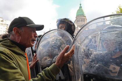 Las protestas de jubilados ante el Gobierno se realizan en el Congreso desde el año pasado, pero recibieron mayor visibilidad después de los incidentes registrados el miércoles 12, cuando se sumaron a la convocatoria hinchas de equipos de fútbol en apoyo a los adultos mayores