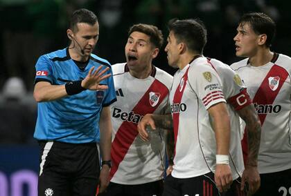 Las protestas de Montiel, Acuña y Martínez Quarta tras el penal para Palmeiras que sancionó Matonte
