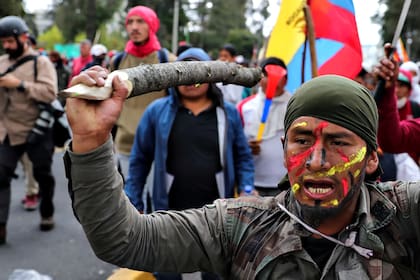 Agobiado por las manifestaciones contra sus medidas económicas, el presidente trasladó el gobierno de Quito a Guayaquil; en la capital, los indígenas llegaron a tomar el Parlamento
