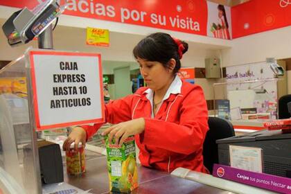 El salario medio en chile es de US$550 al mes. Ese es el sueldo que recibe la mitad de la población activa