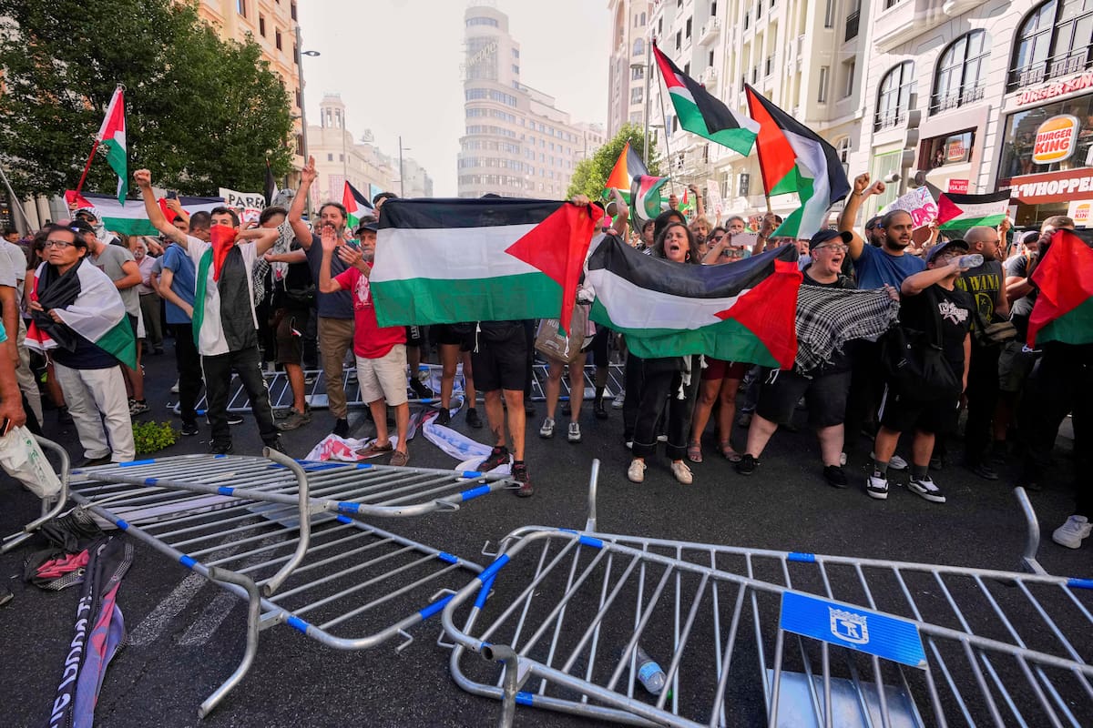 Las protestas en la última etapa de la Vuelta de España en Madrid este domingo.