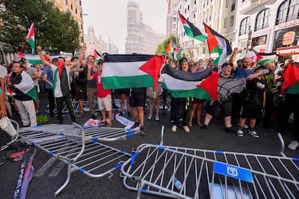 Las protestas en la última etapa de la Vuelta de España en Madrid este domingo.