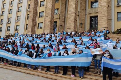 Las protestas en Mendoza que desafían a Rodolfo Suarez en reclamo de subas salariales