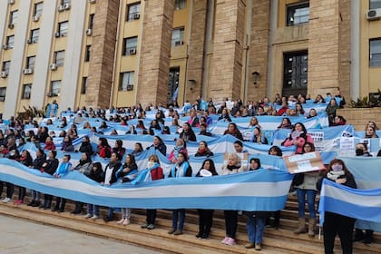Las protestas en Mendoza que desafían a Rodolfo Suarez en reclamo de subas salariales
