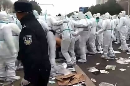 Las protestas entre personal de seguridad y los trabajadores de una fábrica de iPhone en China por las condiciones de trabajo derivaron en empujones, golpes con palos y uso de gases lacrimógenos
