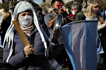 Algunos manifestantes llevaron cacerolas y tapas a la protesta