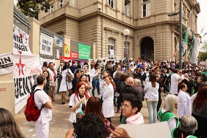 Las protestas frente al Hospital Laura Bonaparte luego de que se anunciara el cierre.