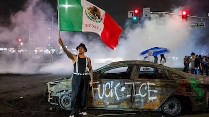 Las protestas surgieron por los operativos migratorios en zonas latinas, que derivaron en enfrentamientos y un despliegue militar sin precedentes