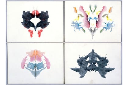 El test de Rorschach consiste en la interpretación de diez láminas con manchas de tinta