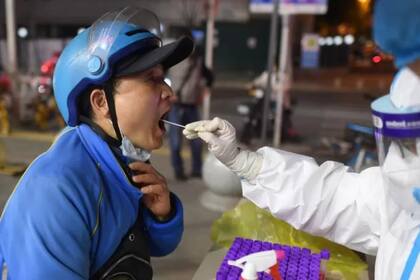 Las pruebas periódicas son parte de la estrategia "covid cero" de China