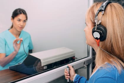 Las pruebas realizadas por un profesional sirven para detectar si se tiene algún problema auditivo y cómo solucionarlo