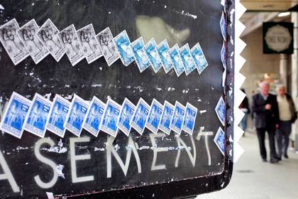 Las publicidades callejeras de oferta sexual, un problema que persiste